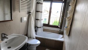 Combined shower/bathtub, hair dryer, towels, shampoo - Delightful apartment with terrace in the historic center IT027042C2YXLI5C2N (Venezia)