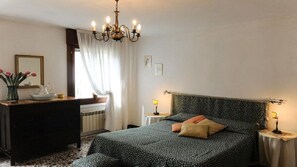 1 chambre, fer et planche à repasser, accès au Wi-Fi (inclus)