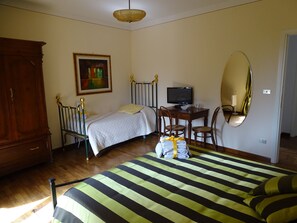 Desk, blackout curtains, free WiFi, bed sheets - B&B Arco Di San Francesco (Atri)