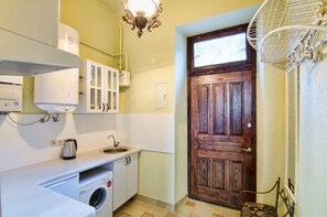 Apartamento, 1 habitación (Valovaya St. 21a) | Cocina privada | Frigorífico, microondas, placa de cocina y hervidor eléctrico