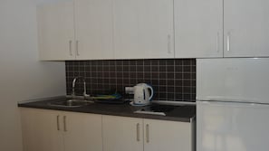 Réfrigérateur, cafetière/bouilloire, bouilloire électrique, grille-pain