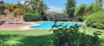 VILLA BOUGAINVILLEA with pool and private garden, just 500 meters from the sea