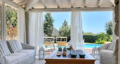 VILLA BOUGAINVILLEA with pool and private garden, just 500 meters from the sea