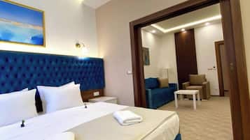 Junior Suite | In-room safe, individually decorated, individually furnished, desk