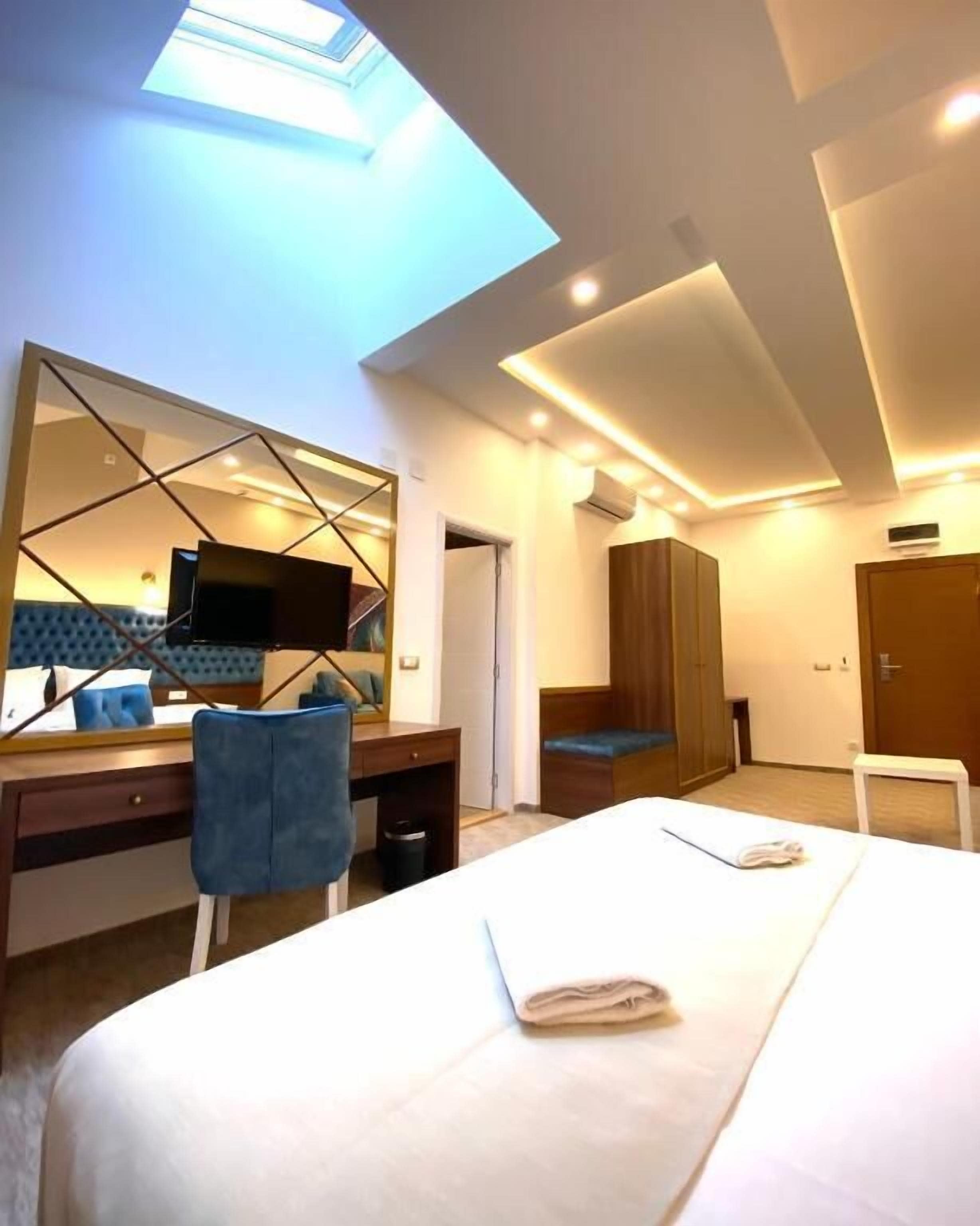 Chambre Standard double ou avec lits jumeaux | Coffre-fort, décor unique, ameublement unique, bureau
