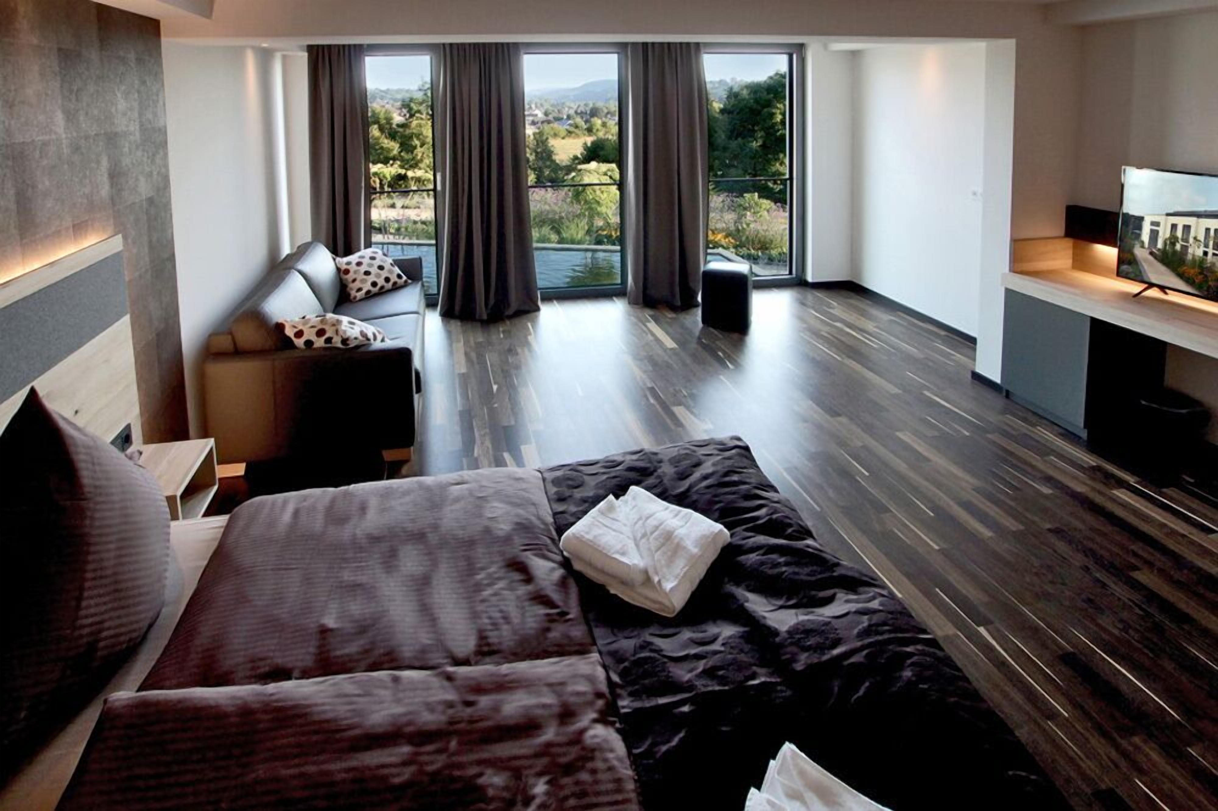 Junior Suite, Hot Tub | Minibar, in-room safe, desk, soundproofing