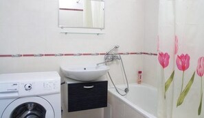 Apartment | Bathroom | Bathtub, free toiletries, hair dryer, slippers - Economy Apartment Doroshenka 48 (Lviv)