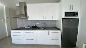 Frigorifero, microonde, macchina per tè/caffè, bollitore elettrico
