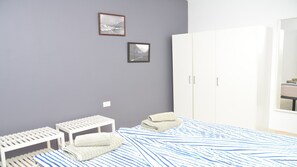 Tabla de planchar con plancha, wifi gratis y ropa de cama 