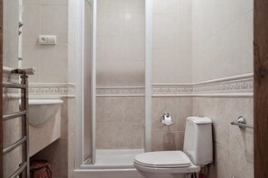 Apartment (Berindy St. 3) | Bathroom | Shower, free toiletries, hair dryer, slippers