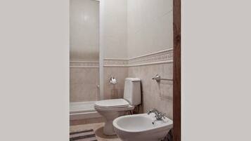 Apartment (Berindy St. 3) | Bathroom | Shower, free toiletries, hair dryer, slippers