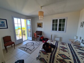 4 عدّة غرف نوم ومكتب ومكواة/لوح كي وملاءات أسرّة