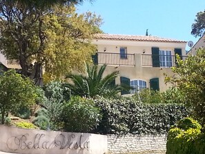 Un bâtiment doté d’un mur en pierre et d’une enseigne sur laquelle on peut lire « Bella Vista ».