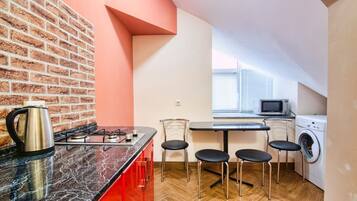 Apartamento | Cozinha privada | Geladeira, cooktop, chaleira elétrica