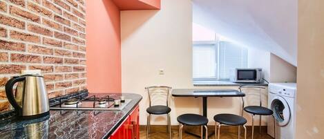 아파트 | 전용 주방 | 냉장고, 쿡탑, 전기 주전자, 조리 도구/접시/주방 기구