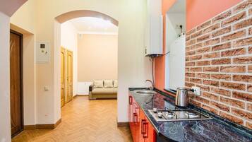 Apartamento | Cozinha privada | Geladeira, cooktop, chaleira elétrica