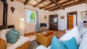 Una sala de estar acogedora con chimenea, televisión y un comedor con mesa y sillas.