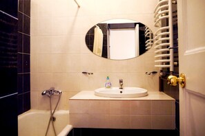 Shower, free toiletries, hair dryer, slippers - Apartment Svobody 6-8a (Lviv)