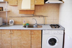 Fridge, microwave, stovetop, electric kettle - Apartment Svobody 6-8a (Lviv)