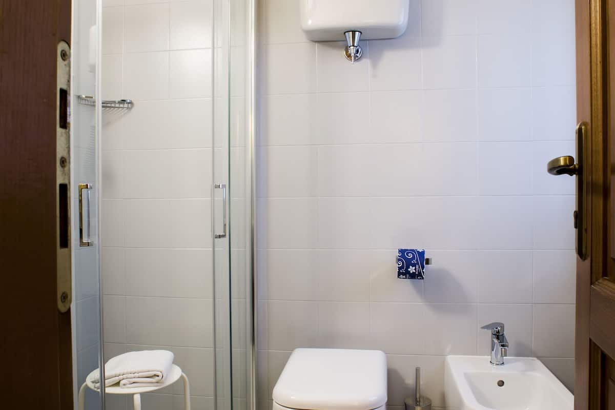 classic triple room | bathroom | shower, free toiletries, hair dryer, bathrobes