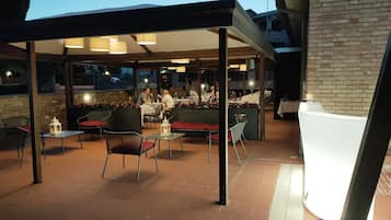 Aperto a colazione, pranzo e cena, cucina locale