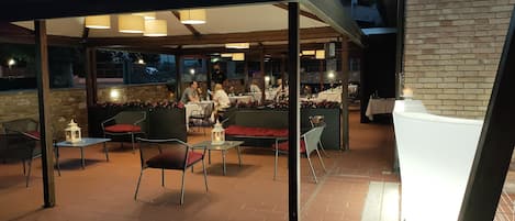 Petit déjeuner et déjeuner servis sur place, spécialités Cuisine locale