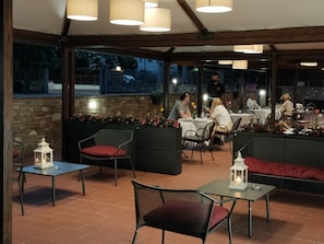 Frühstück, Mittagessen, Abendessen, lokale Küche