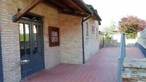 A brick building with a sign reading "LOGANDA GIUSTINI". - Locanda Giustini (Assisi)