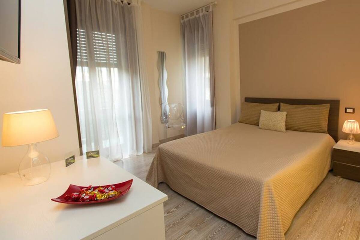 Een kluis op de kamer, een bureau, gratis wifi, beddengoed