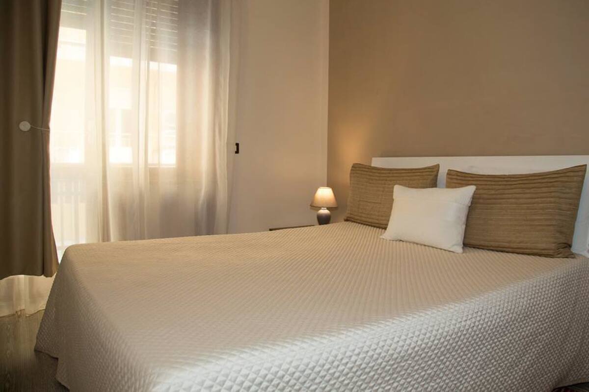 Een kluis op de kamer, een bureau, gratis wifi, beddengoed