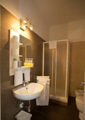 Articles de toilette gratuits, sèche-cheveux, bidet, serviettes fournies