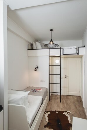 Desk, iron/ironing board, free WiFi, bed sheets - Apartment Horodotska 4 (Lviv)