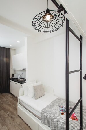 Desk, iron/ironing board, free WiFi, bed sheets - Apartment Horodotska 4 (Lviv)
