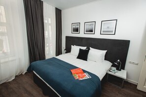 Desk, iron/ironing board, free WiFi, bed sheets - Apartment Horodotska 4 (Lviv)