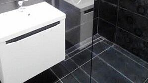 Appartement | Salle de bain | Douche, articles de toilette gratuits, sèche-cheveux, chaussons