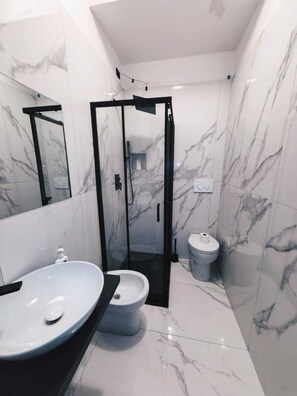 Superior Double Room | Bathroom | Shower, rainfall showerhead, designer toiletries, hair dryer - Hotel Mondial (Milan)