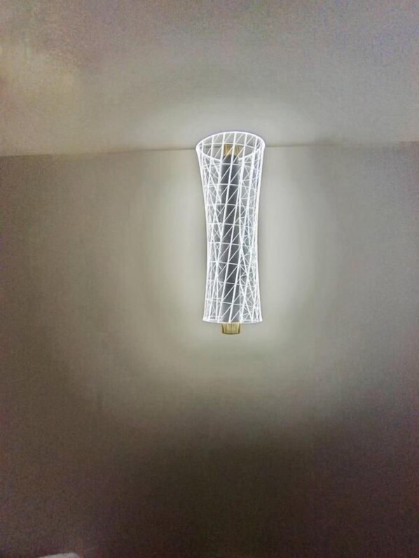 Una lámpara geométrica blanca colgada del techo.