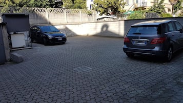 Parkplätze in der Nähe (Reservierung erforderlich), begrenzte Parkplätze