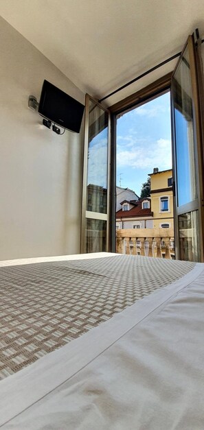 Desk, blackout drapes, free WiFi, bed sheets - Hotel Mondial (Milan)
