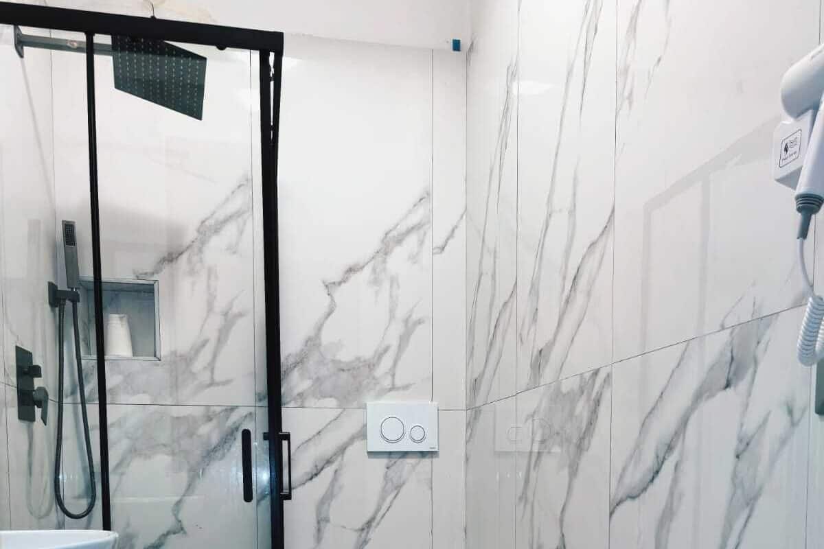 Superior dubbelrum | Badrum | Dusch, regndusch, lyxtoalettartiklar och hårtork