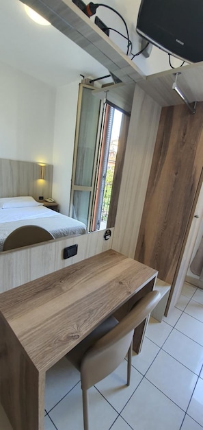 Escritorio, cortinas opacas, wifi gratis y ropa de cama