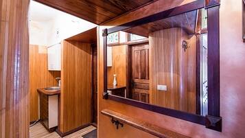 Apartment, Non Smoking | 2 bedrooms, iron/ironing board, free WiFi, bed sheets