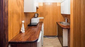 Apartment, Non Smoking | 2 bedrooms, iron/ironing board, free WiFi, bed sheets