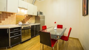 Apartemen, Bebas Asap Rokok | Dapur pribadi | Lemari es, kompor, ketel listrik, dan peralatan masak/sendok-piring