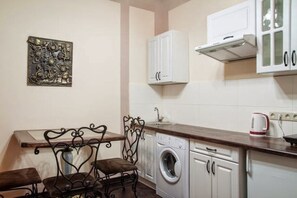 Departamento, para no fumadores | Cocina privada | Refrigerador, microondas, parrilla de estufa y tetera eléctrica 