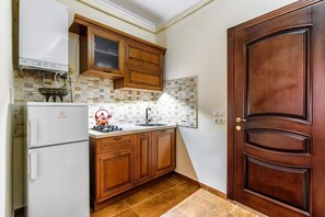 Réfrigérateur, micro-ondes, plaque de cuisson, bouilloire électrique