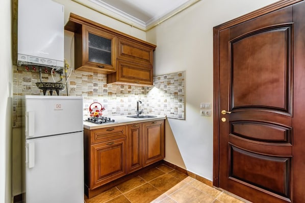 Fridge, microwave, stovetop, electric kettle
