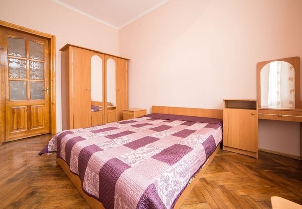 Apartment, Non Smoking | 2 bedrooms, iron/ironing board, free WiFi, bed sheets