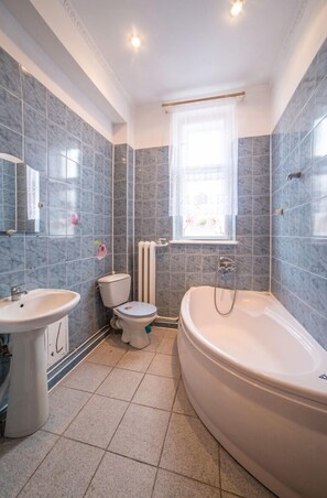 Apartment, Non Smoking | Bathroom | Combined shower/bathtub, free toiletries, hair dryer, towels