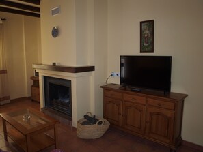 Flat-screen TV, fireplace - Apartamentos El Mirador de los Berchules (Berchules)